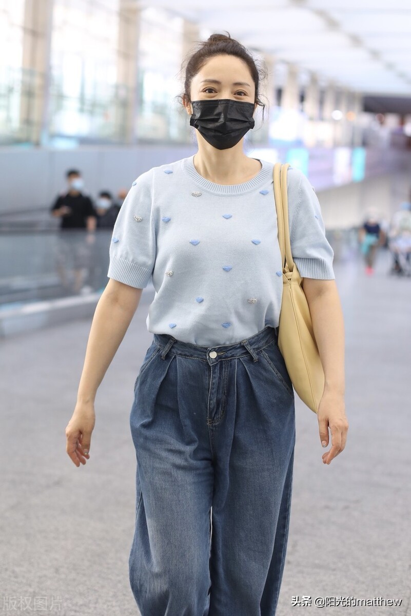 董璇现身北京机场，蓝色短袖上衣搭配阔腿牛仔裤休闲随性