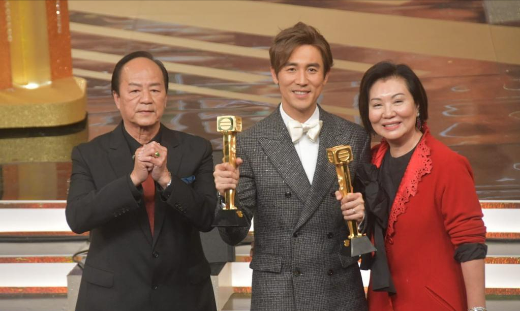 TVB颁奖礼上演宫斗，钟嘉欣痛失视后输给林夏薇是因为站错队？