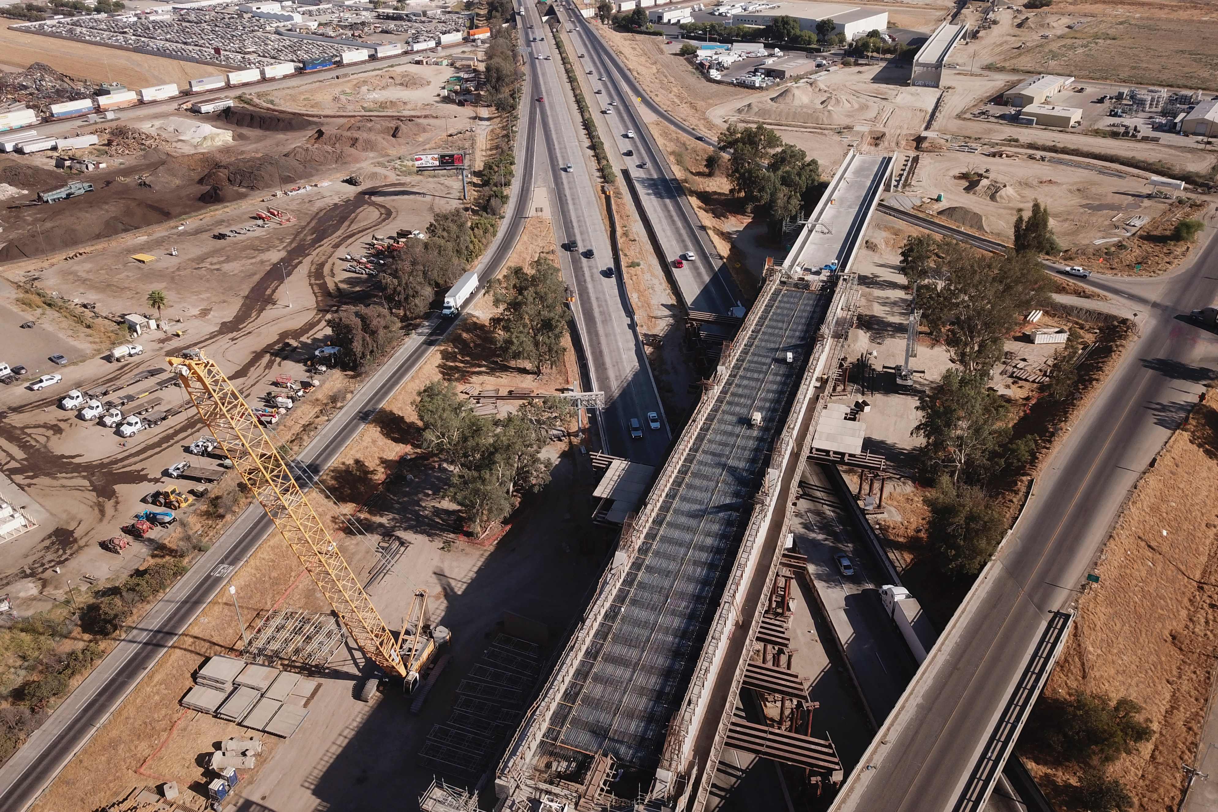 美国用废弃轮胎铺路,环保结实噪音低,中国做法"更高一筹"?