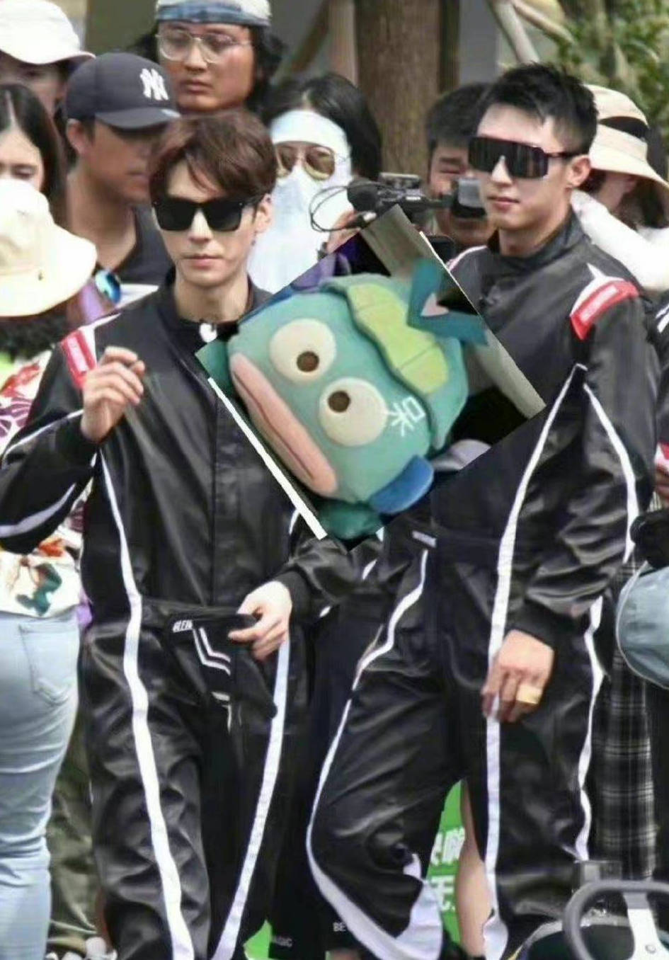 龚俊黄景瑜身穿赛车服帅酷 杨超越卡通披肩超级甜