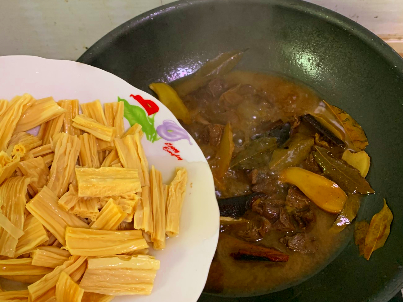 牛肉怎样炖才熟得更快？老师傅教我3个小技巧，牛肉烂鲜香没腥味
