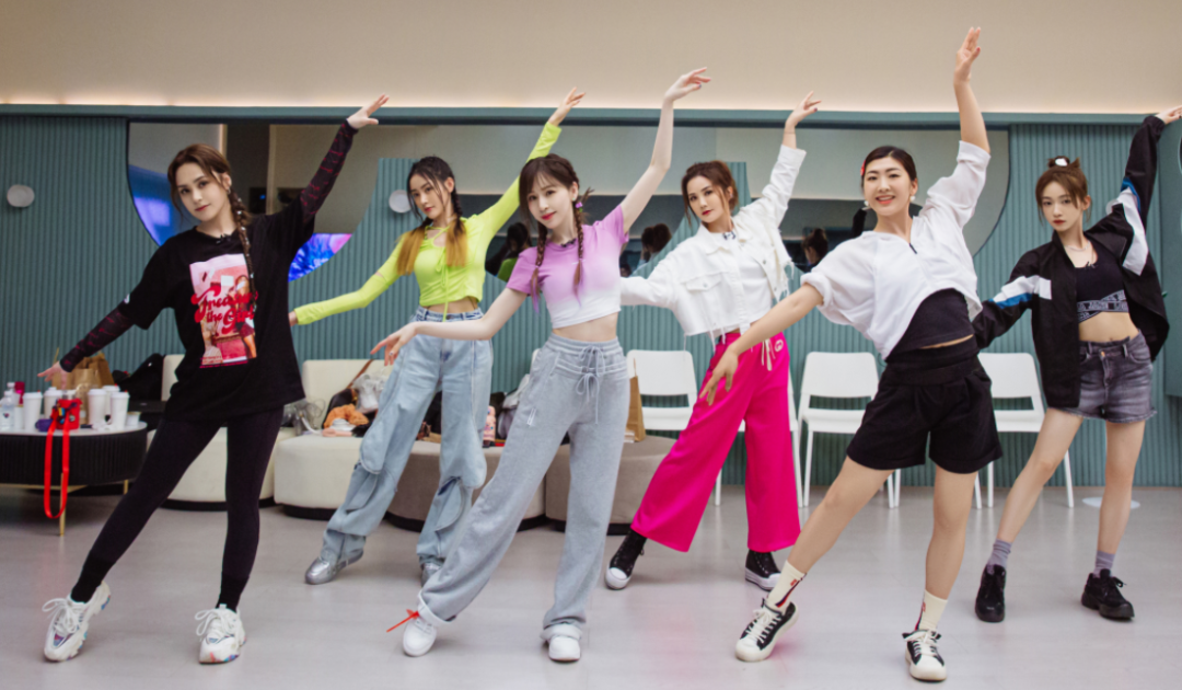 《浪姐3》聚餐吸烟惹争议，大合照直接拍到烟盒，按照规定应罚款