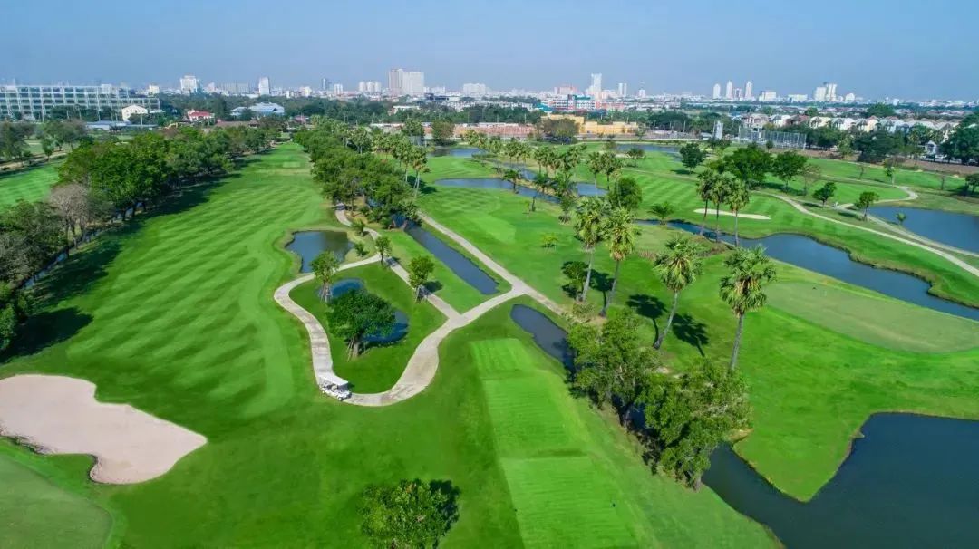 泰国曼谷丨尊享高尔夫球场景观的高端独栋别墅
