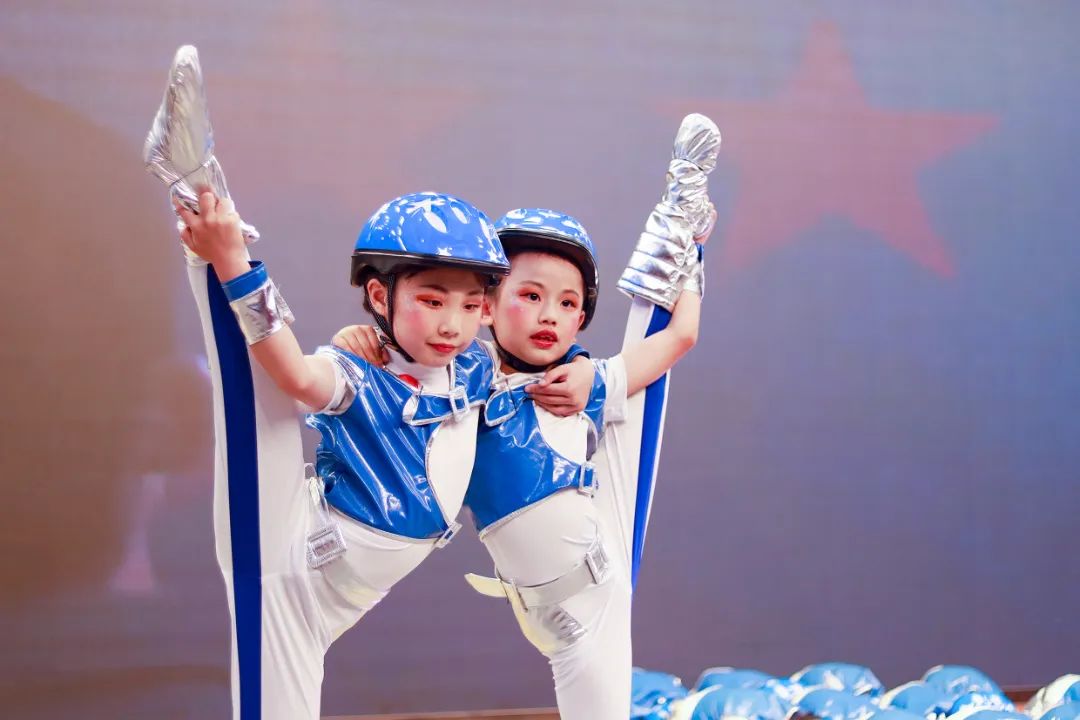 天府新区华阳实验小学举行“童星耀五月·艺术绽花开”群舞比赛