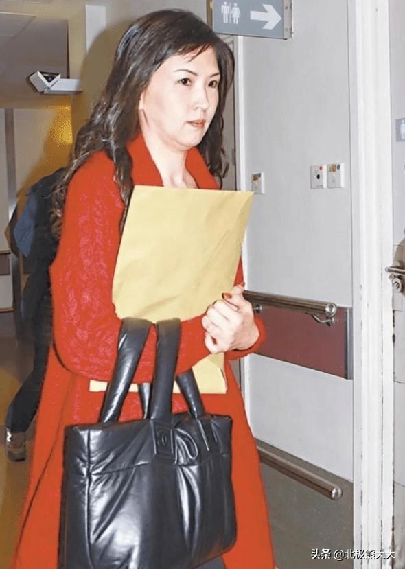 容忍丈夫出轨，用44年的卑微隐忍换来百亿遗产，何莉莉真是不简单