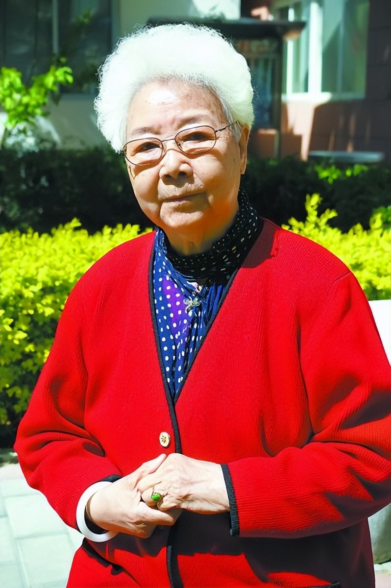 艺术家田华：与初恋丈夫爱一生，儿子去世当天她为何还去当评委？