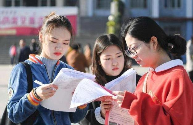 华中师范大学研究生，在夜市摆摊卖鸡爪，只因学了“天坑”专业