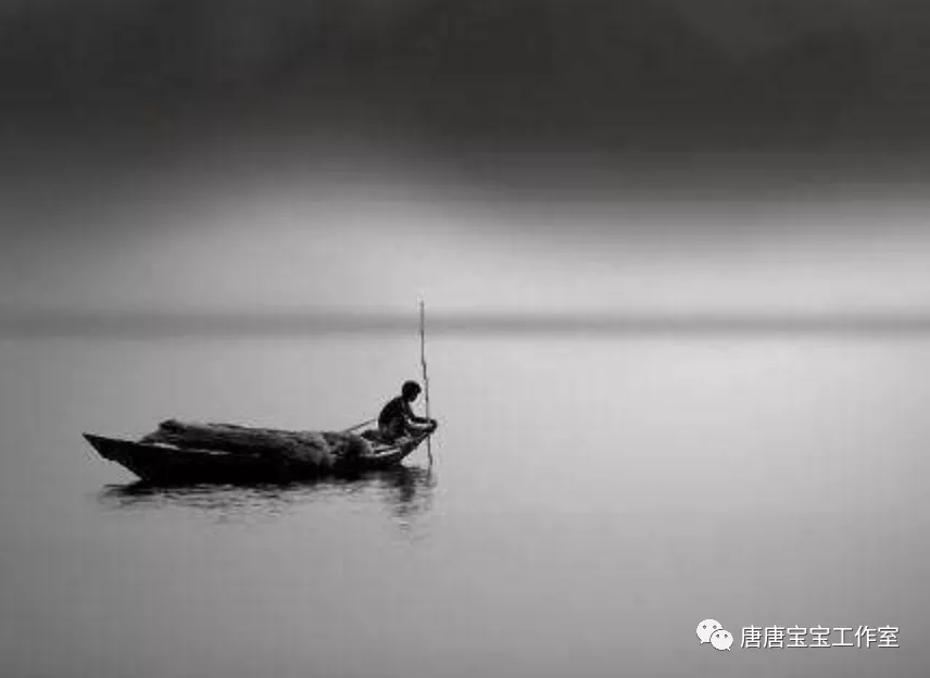 这是最美的夜景，泛着银光的塔顶挂着圆月，山海相连日月同辉