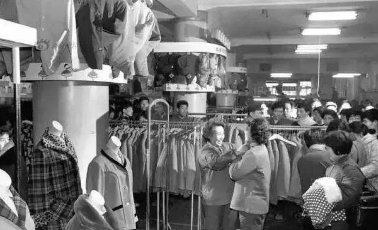 32岁女会计汤兰英：70年代贪污4万，包养7个情夫，最终被情夫举报