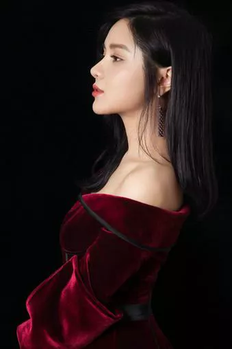 44位明星驾驭的红色服饰典雅大方，由内而外散发出自然的美感