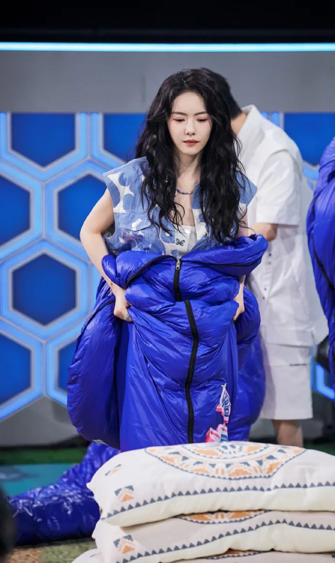 蔡文静身穿蓝白色衣裙靓丽多姿！雪肤玉貌美得不可方物