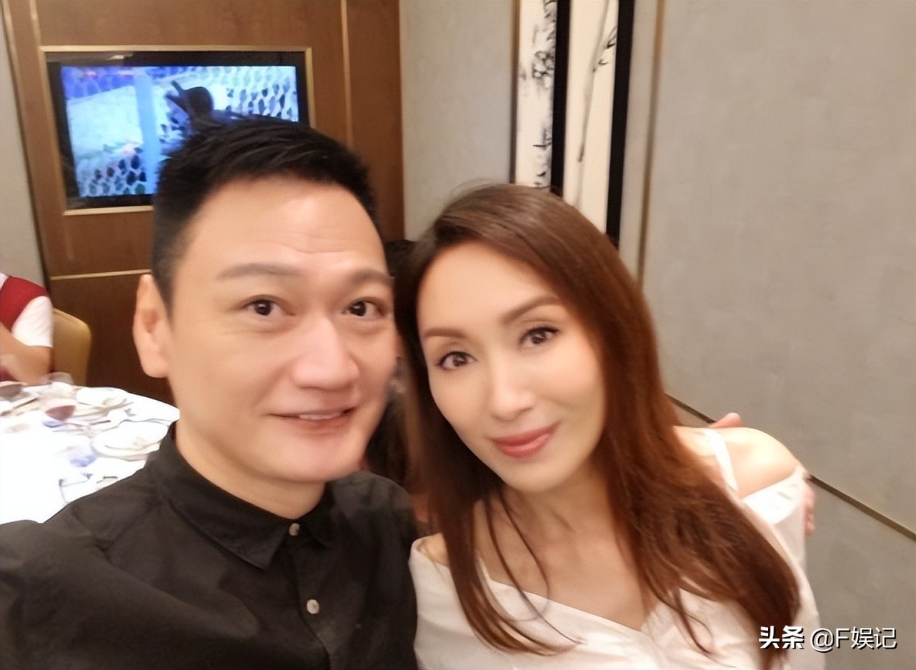 陶大宇大热天在街头派饭盒给老人家 热到汗都把白色外套变透明