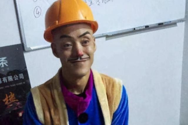 四川一老农因长得像光头强走红，开豪车拥娇妻，现在靠跑摩的为生