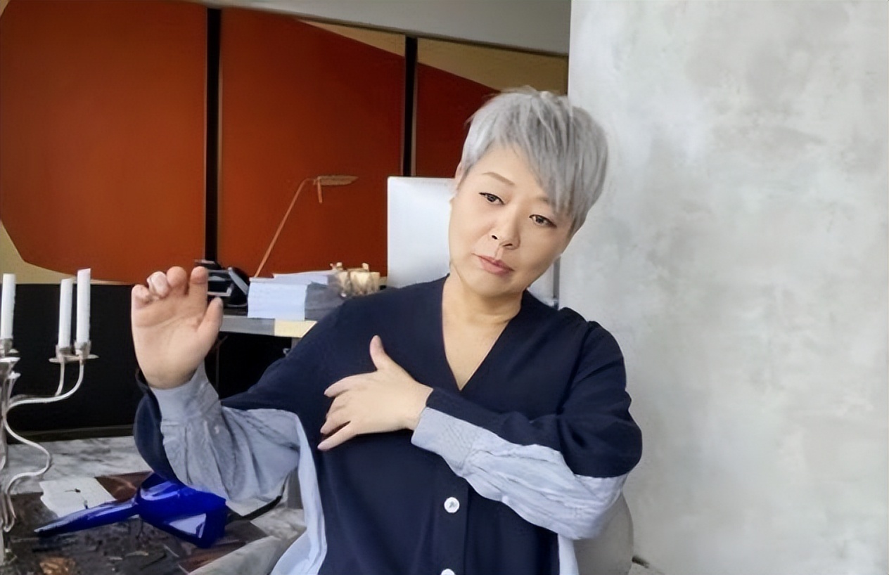 恭喜！知名女星两度抗癌成功宣布复出，满头灰白发出镜略显沧桑