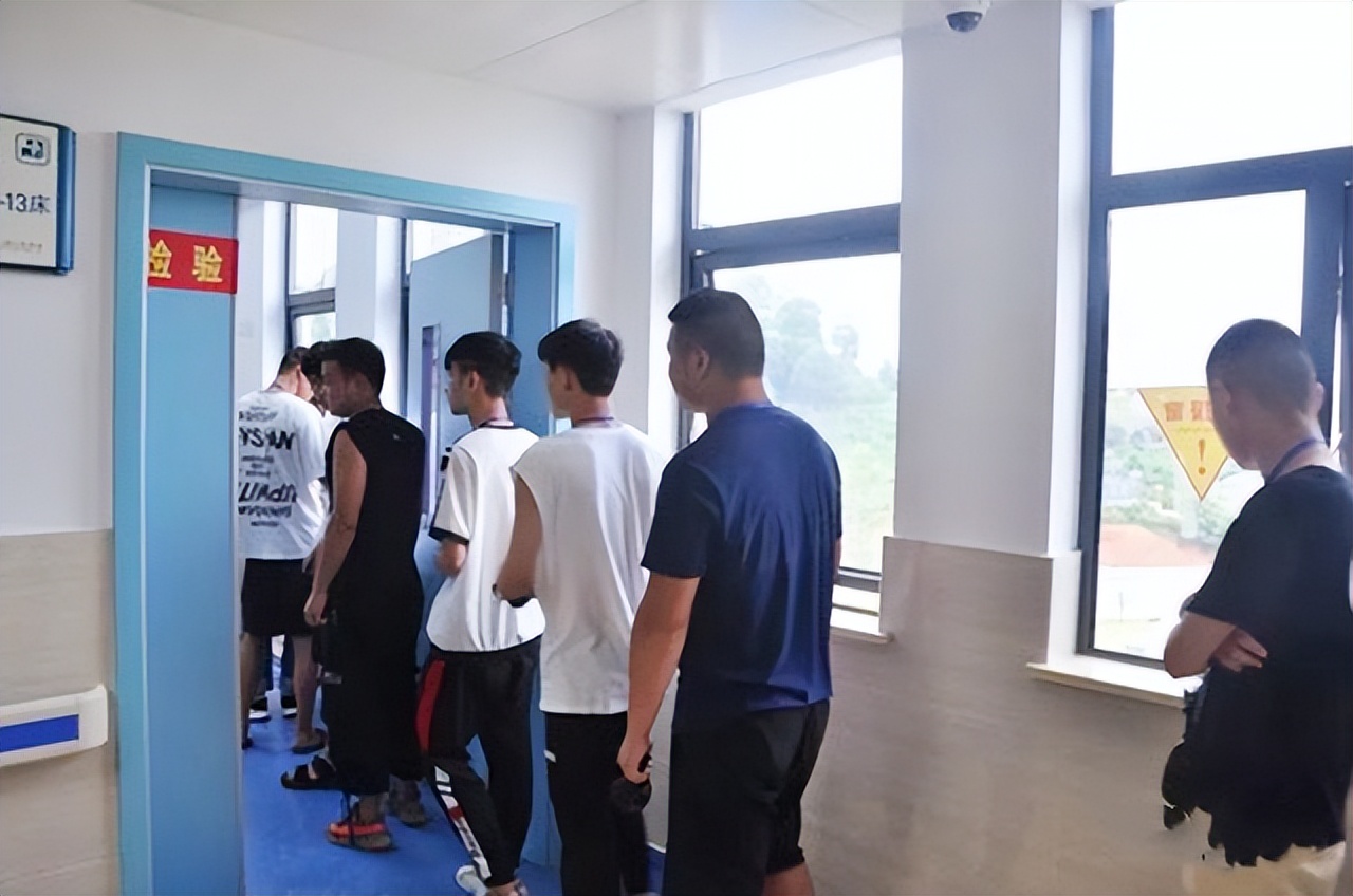 2015年四川小伙参军尿检呈阳性，后了一句话，牵出一桩食品大案