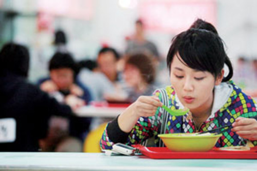 明星校园生活大不同！AB一周10块钱，郑恺开豪车上学，杨紫接地气