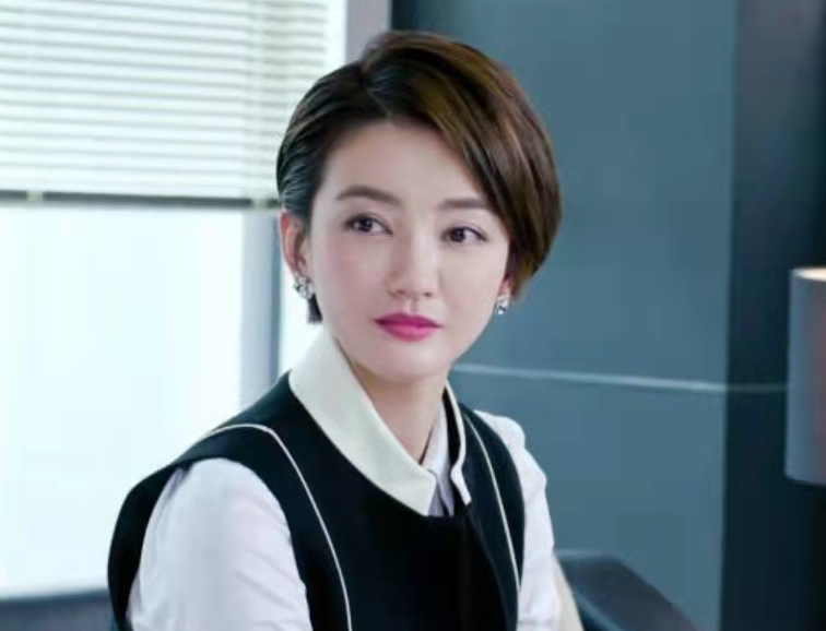 37岁朱杰罕露面！去医院一脸素颜美到惊艳，网传嫁入豪门生活惬意