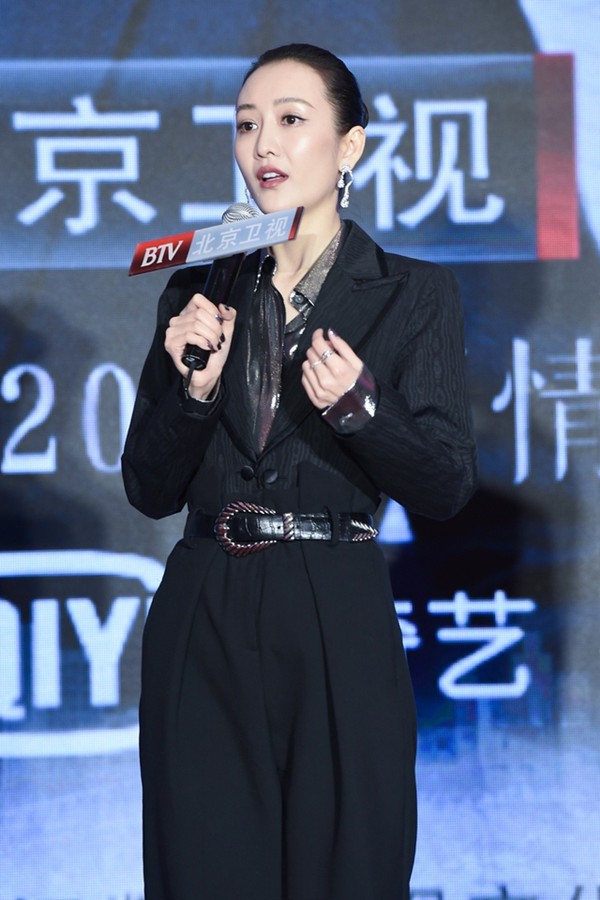 朱珠的偏窄鹅蛋脸太美了！高级耐看又不失风情，王鸥瓜子脸输多了