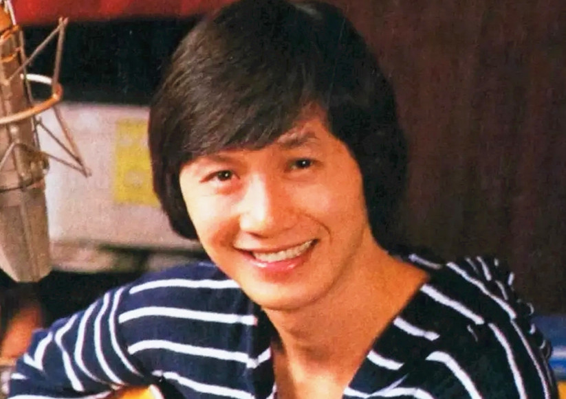 许冠杰双胞胎孙子小学毕业！一家六口开心庆祝，俩娃太像外国妈妈