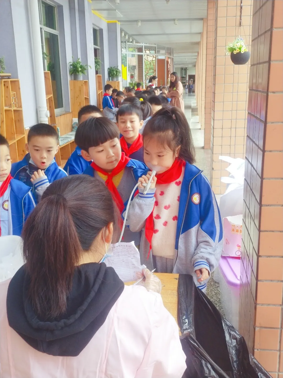 成都高新区中和小学开展学生体质测试工作