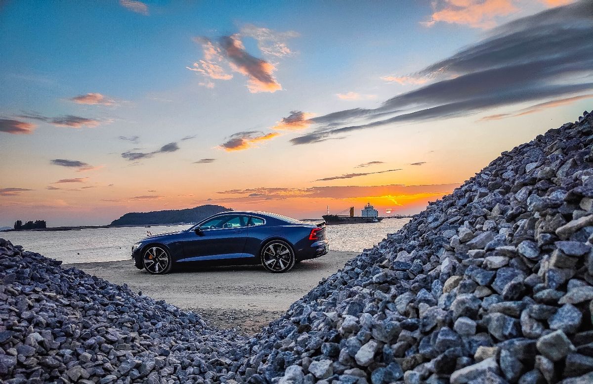 品味藝術品，置身碧海藍天試駕極星1