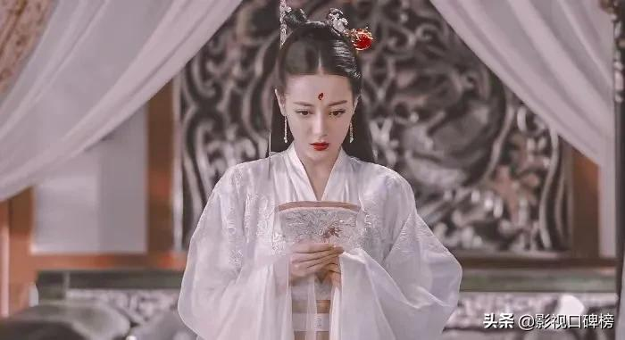 同是新疆美人,把迪丽热巴和古力娜扎放到一起对比,差别就出来了