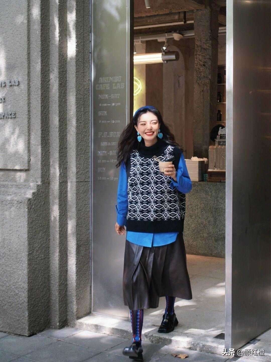 冬天就适合穿“克莱因蓝”的单品，高调时髦又有个性，谁穿谁美