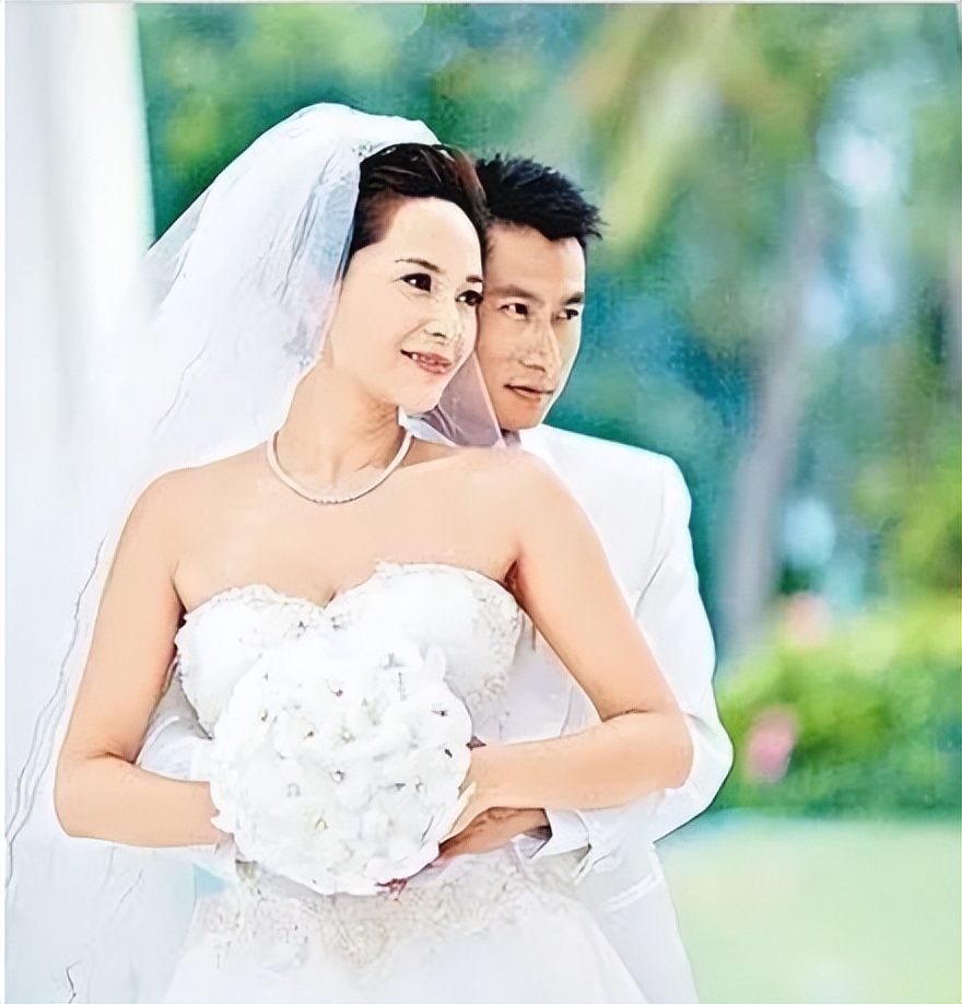 8位嫁到内地的女港星，有的连生三胎幸福美满，有的被婆婆嫌弃