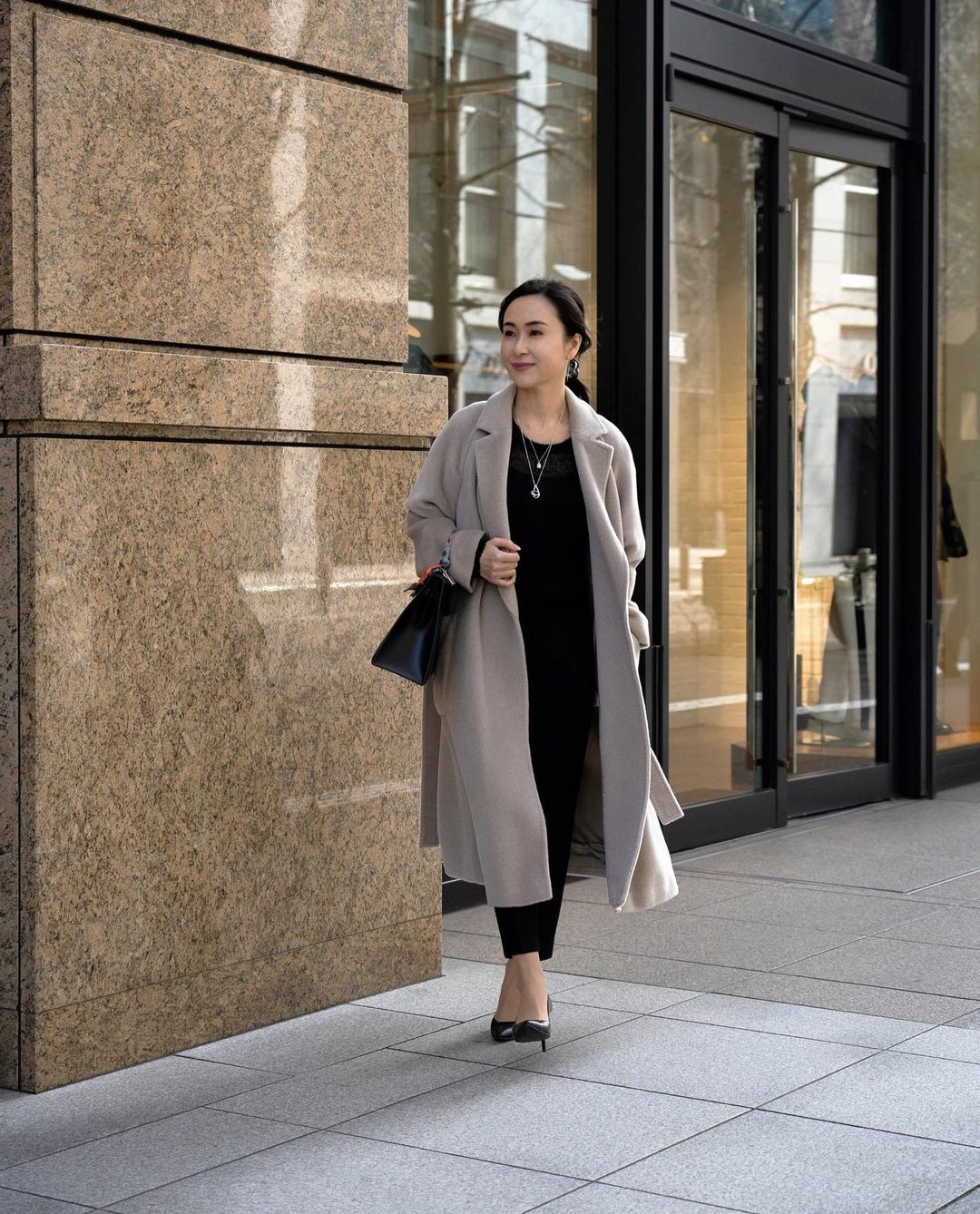 年纪越大越要有点女人味,这位50岁大姐基础色演绎优雅风,太气质