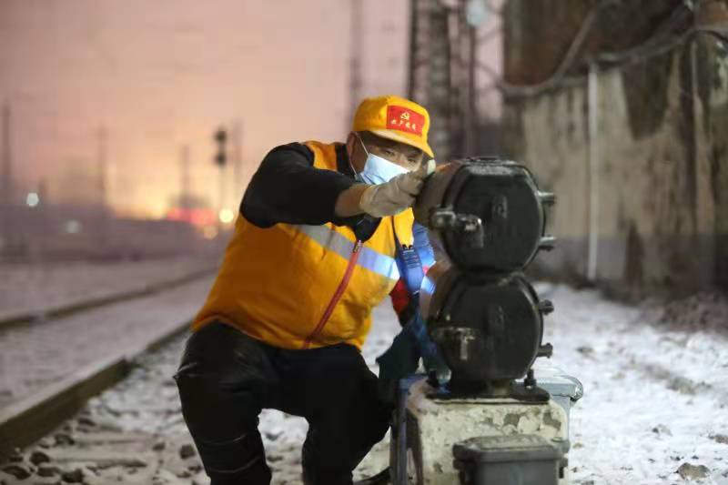 图片新闻：新乡电务段雪夜保畅通