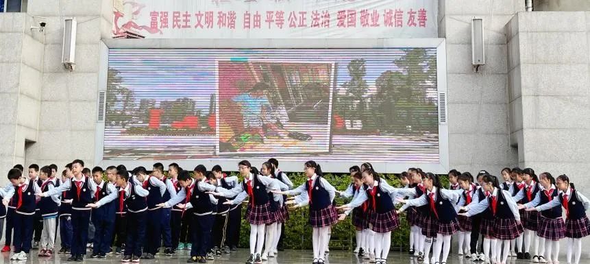 中和小学举行“讲文明树新风，文明生活我先行”为主题的升旗仪式
