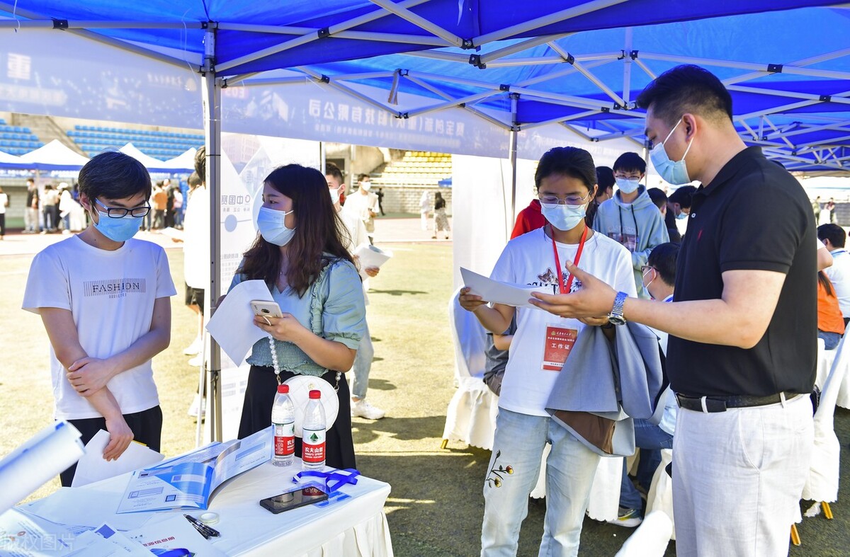 填报志愿，文科生和理科生如何选专业？按照这四个硬性条件去选择