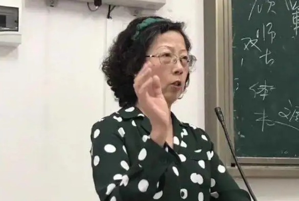 大学女老师每天衣饰不重样，打扮精致上课像走秀，获学生一致好评