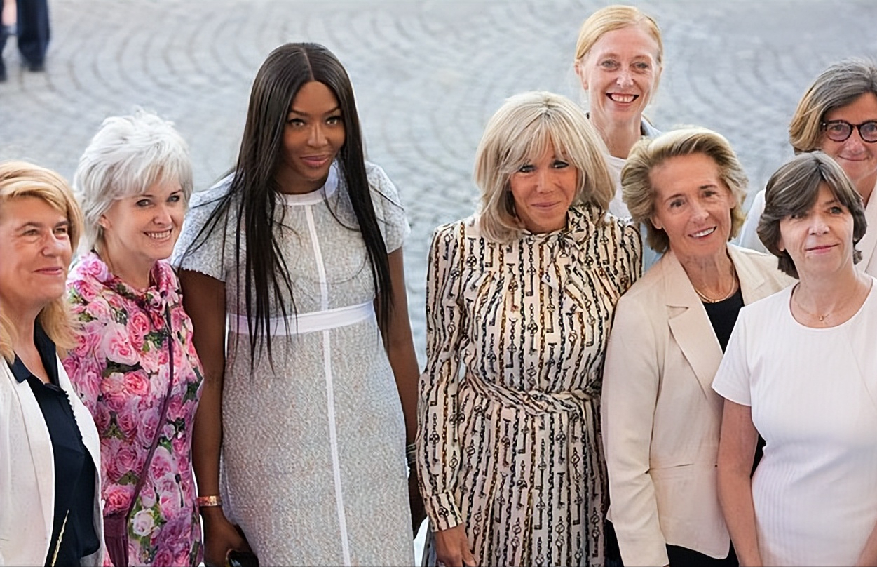 布里吉特整容也难挡皱纹了！穿长裙亮相扮嫩，和马克龙尽显母子感