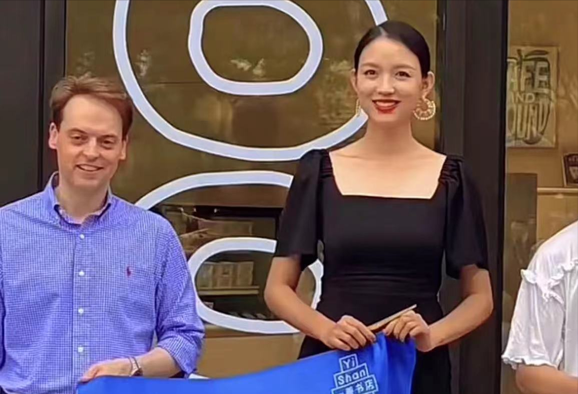 董洁、董璇、关悦跟谭卓带娃现身活动，离开滤镜的容貌太真实了