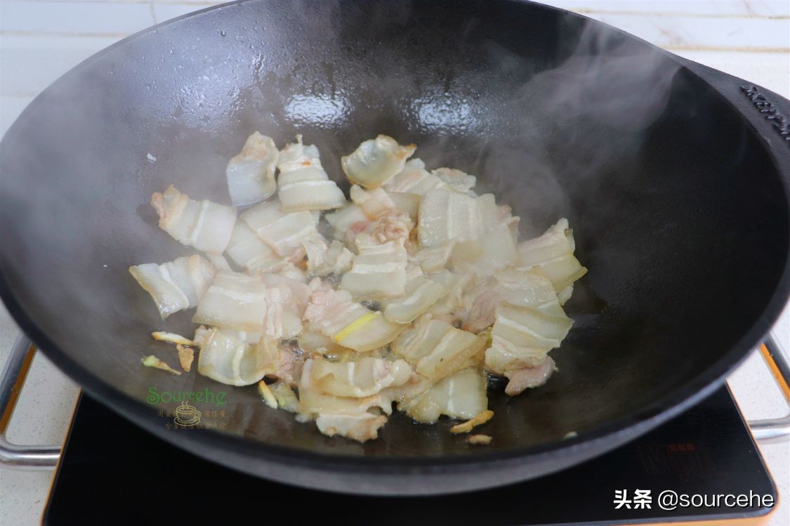 尖椒炒五花肉时多加一步，肥而不腻，香辣开胃，下酒又下饭