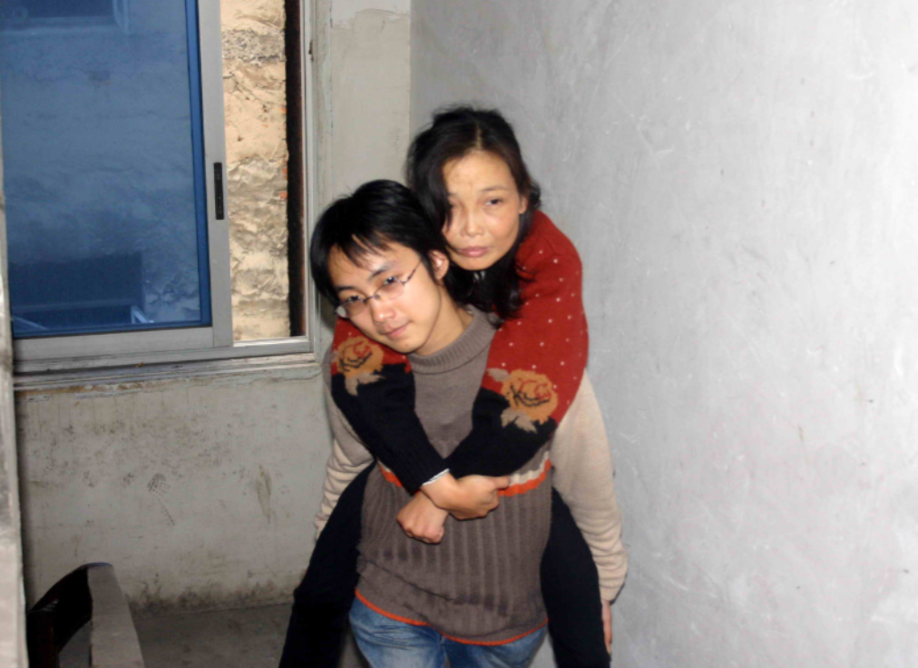 2005年“背母上学”的男孩，29岁时变性为刘婷，当选国际选美女郎