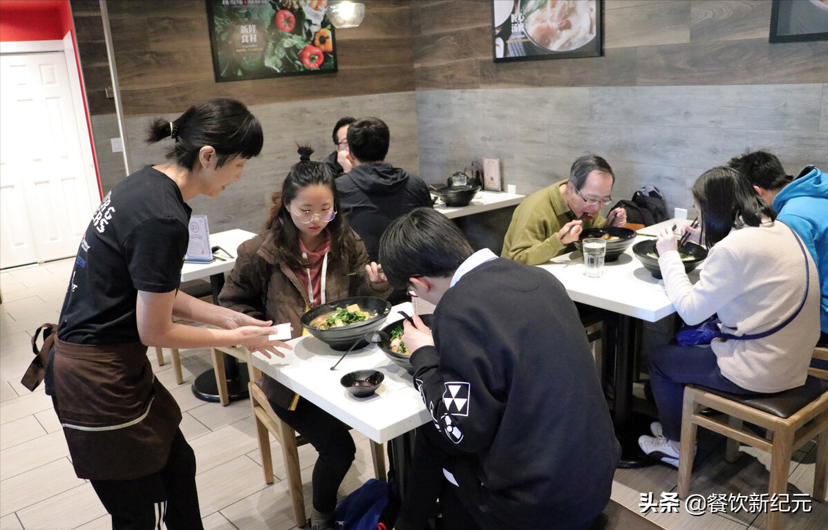 哈尔滨穷小伙，15岁辍学卖麻辣烫，如今年入10亿要上市，凭啥？