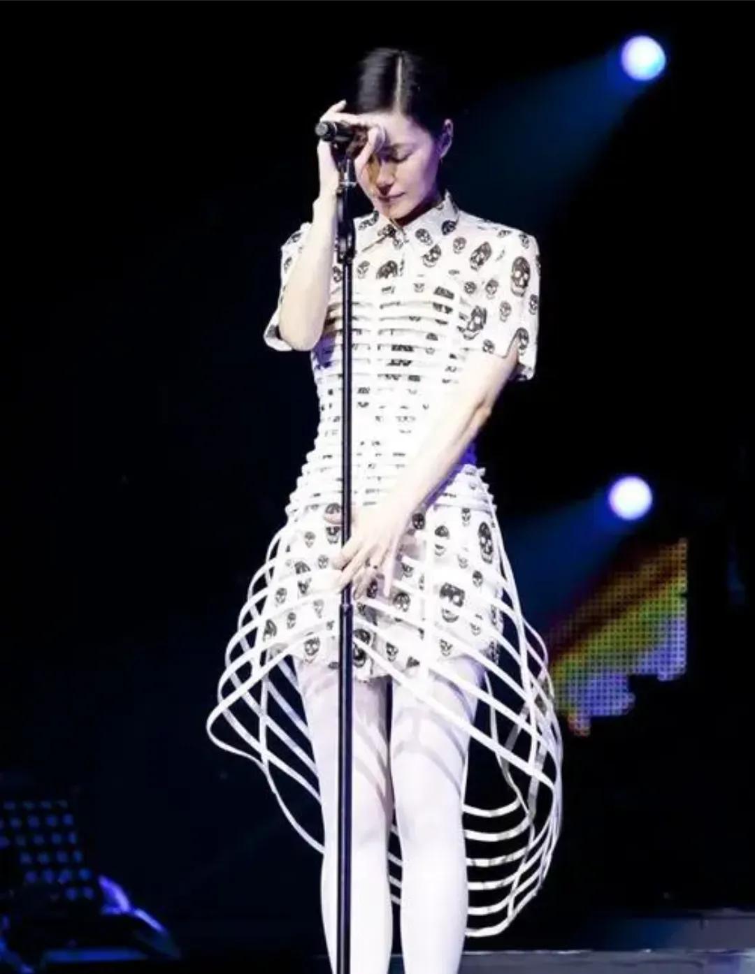 细数天后王菲昔日演唱会中的十大经典造型(图)