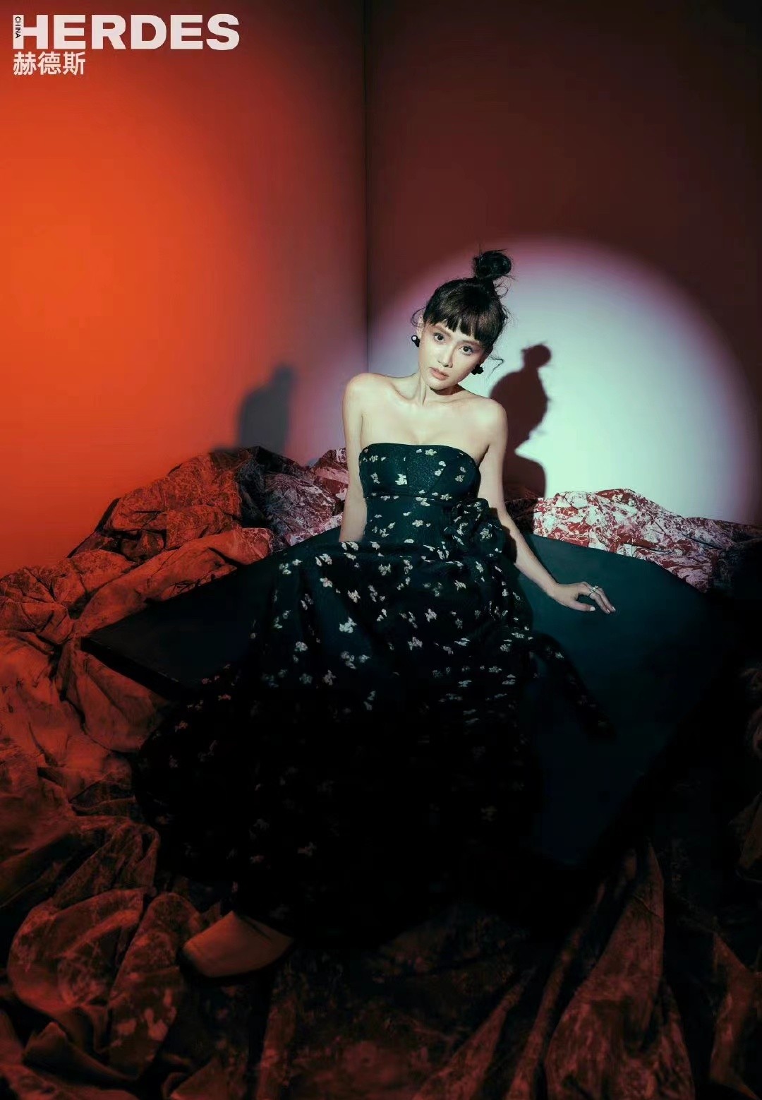 陈乔恩瘦太狠了，剪齐刘海变锥子脸像戴假发，模样大变像换了个人