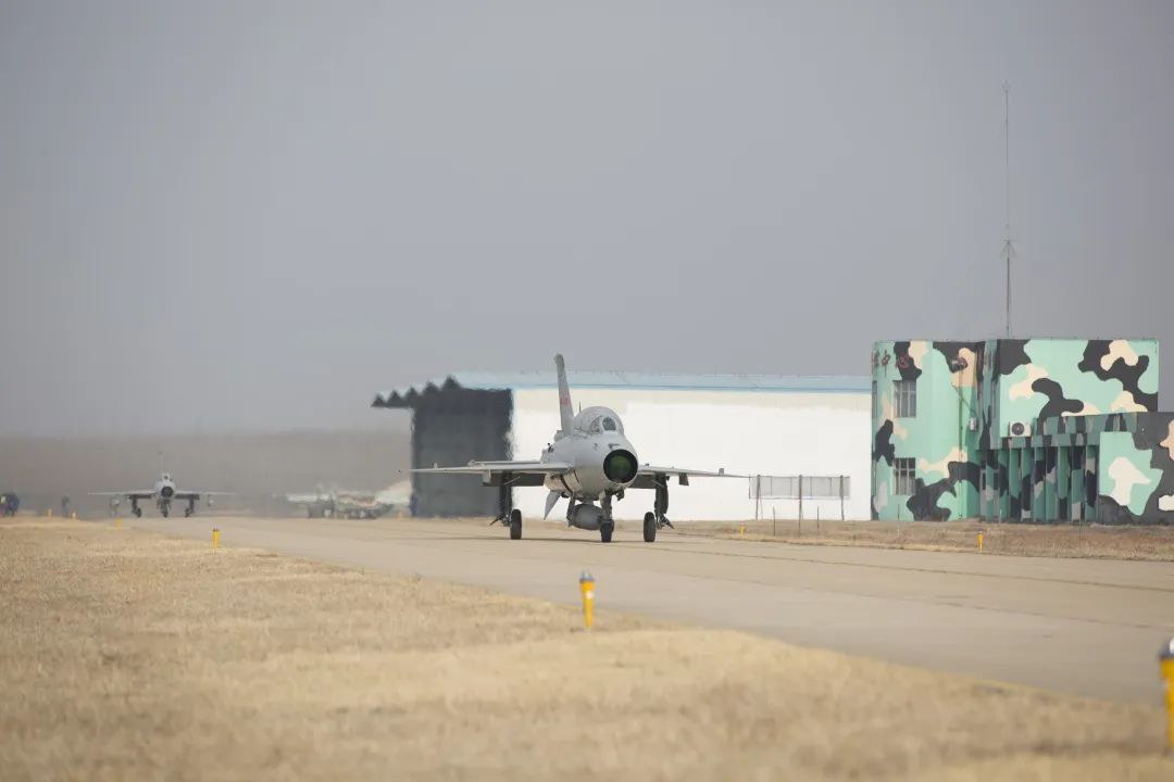 高清大图直击北部战区空军某场站官兵飞行保障