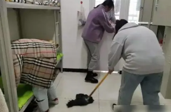 辅导员查寝新招数，学生按照指定动作拍照，学生感叹姜还是老的辣