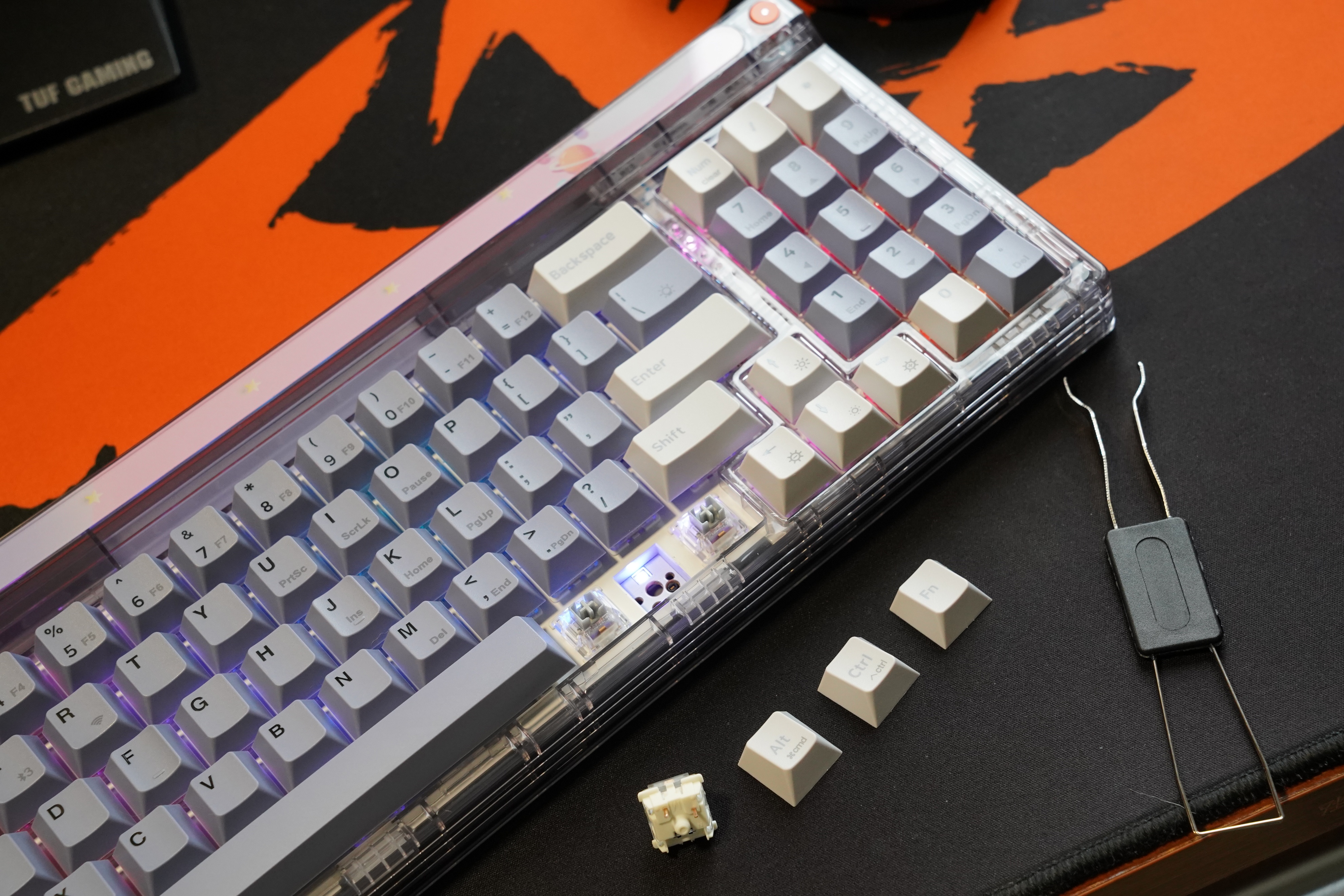 透明设计配合RGB灯效有多好看？新贵GM780三模机械键盘成桌搭新宠