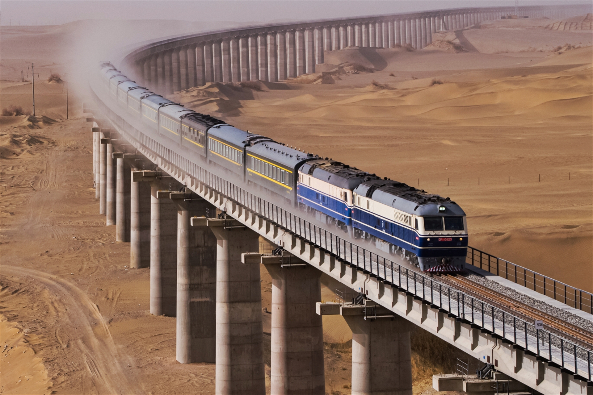 中国又一壮举！新疆和若铁路开通运营，世界首条沙漠铁路环线诞生