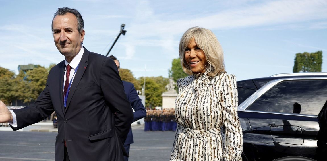 布里吉特整容也难挡皱纹了！穿长裙亮相扮嫩，和马克龙尽显母子感