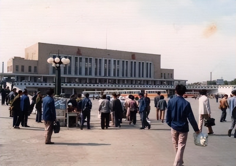 女学霸712分考入人大，毕业后嫁入农村生育六个孩子，靠低保度日