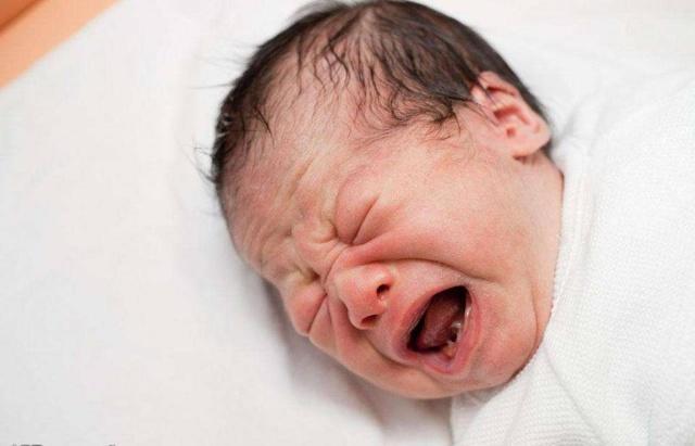 婴儿哭的话喂奶的方法？解读这几个哭声，不再过度饲养，可以带孩子动手
