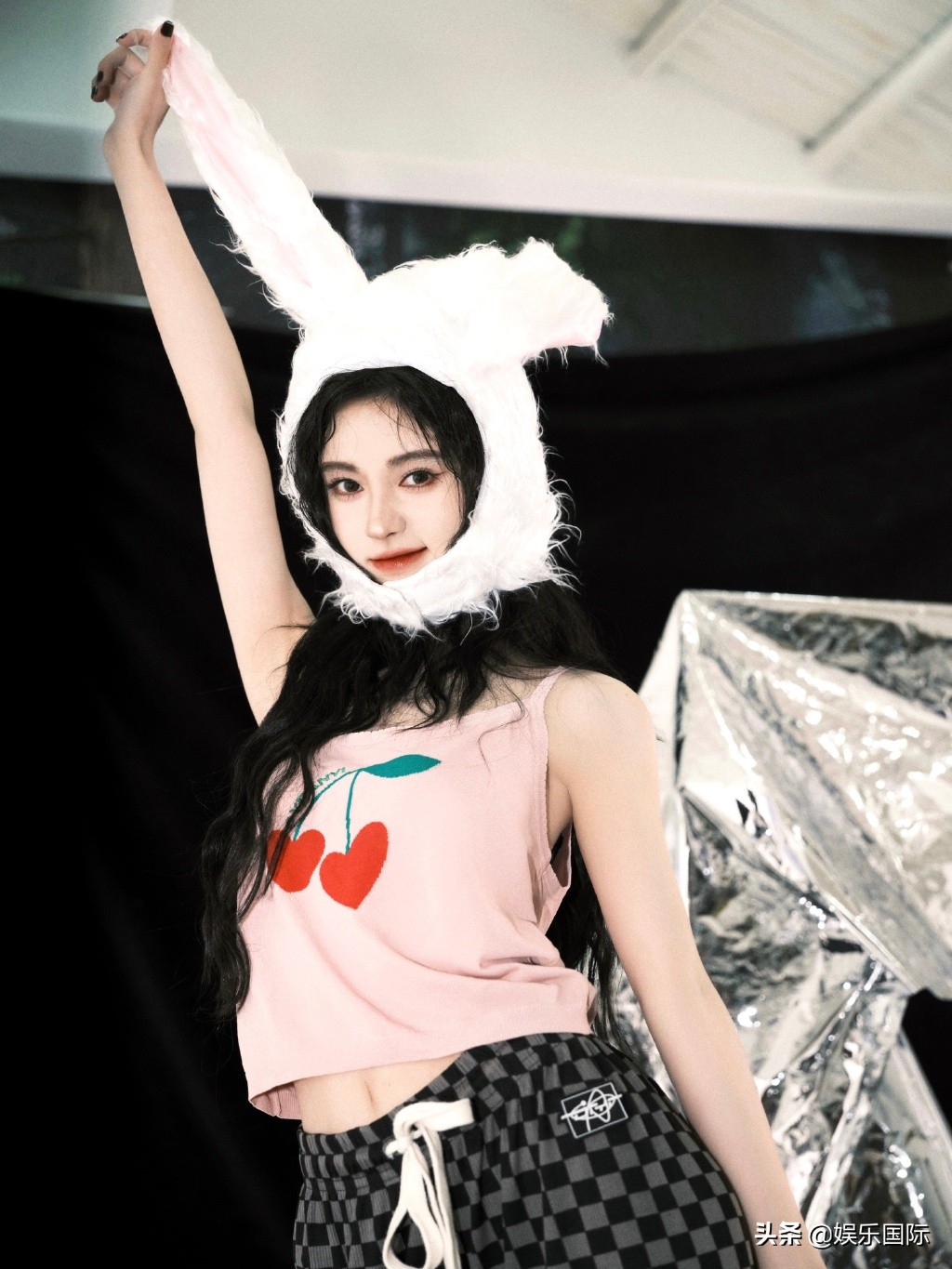 鞠婧祎生日照甜飒十足 两套造型上演反差萌