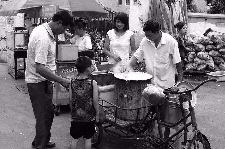 27岁美女在广州有多栋楼，每天拿着笔记本收房租，如今怎样？