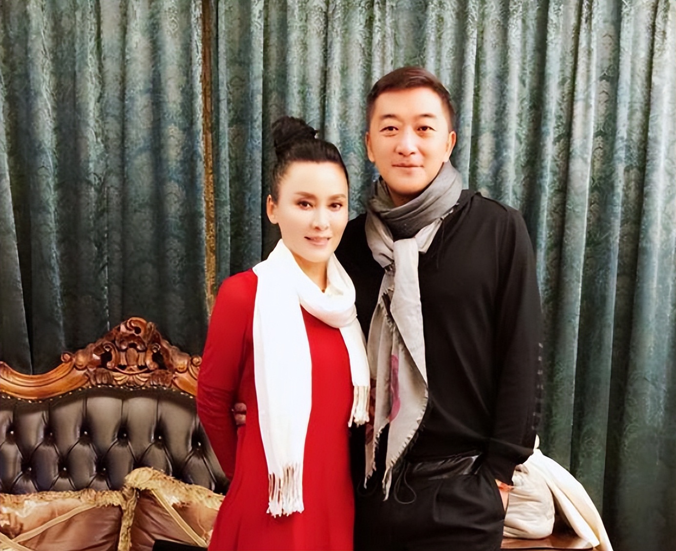 邵峰夫妇暂居加拿大！滑雪参加派对生活滋润，16岁女儿在当地出生